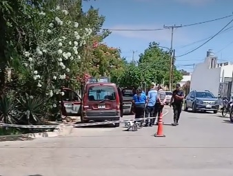 Misterio en Caucete por un utilitario abandonado en un barrio tras una persecución