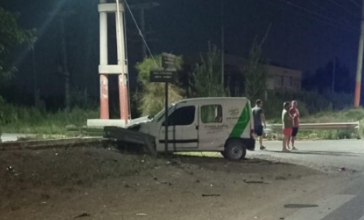 Esta madrugada, un municipal que viajaba con su hijo en una camioneta oficial fue protagonista de un choque