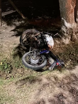 Estrelló su moto contra un árbol y terminó con serias lesiones