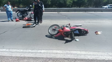 [VIDEO y FOTOS] Accidente en la Circunvalación dejó a un motociclista malherido luego de ser impactado por un auto