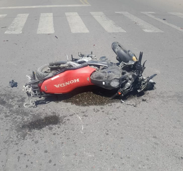 Motociclista terminó herido tras un choque en una transitada esquina de Rawson