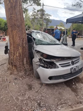 Choque contra un árbol deja un fallecido y una joven en grave estado