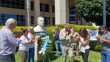 Un partido le pidió al Gobierno que saque el busto de Kirchner del Cívico y ponga uno de Sarmiento