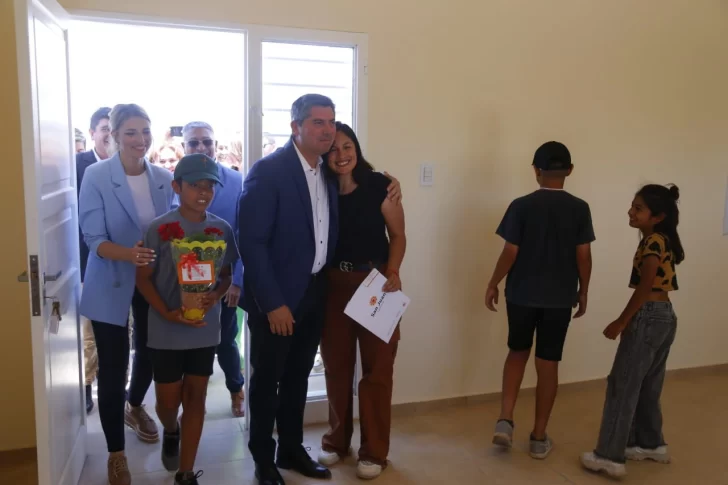 En Valle Fértil, Orrego entregó viviendas y anunció finalización de obras hídricas clave