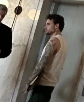 Filtraron un video del momento en el que un empleado del hotel le habría llevado drogas a Liam Payne