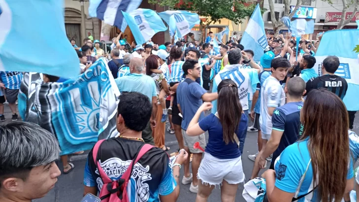 Generaciones de la Academia festejaron en la Plaza 25 de Mayo