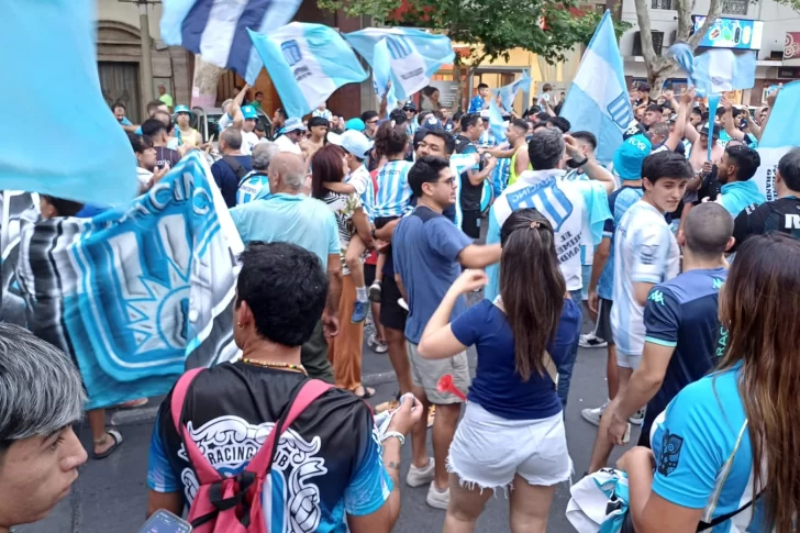 Generaciones de la Academia festejaron en la Plaza 25 de Mayo