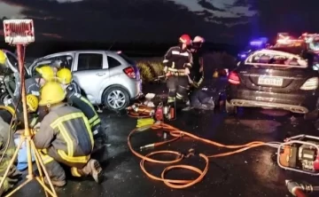 Dos muertos y tres heridos en un violento choque frontal