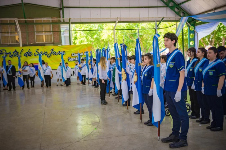 Santa Lucía homenajeó a sus estudiantes destacados en un emotivo acto