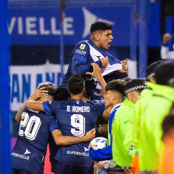 Vélez ganó y sigue como el único puntero