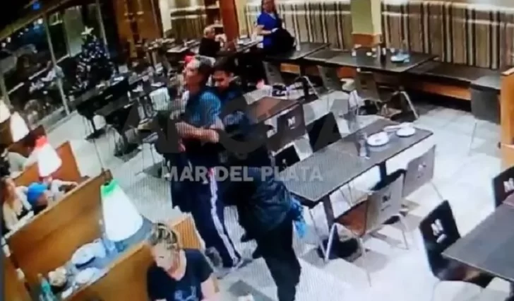 [VIDEO] Un mozo le salvó la vida a un hombre que se atragantó con comida