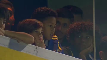 Thiago Messi fue a ver a Boca en la Bombonera ante Gimnasia