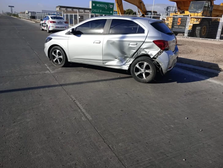 Dos autos chocaron en el lateral de Ruta 40