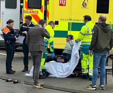 Evenepoel se volvió a romper la clavícula tras ser atropellado por un auto cuando entrenaba