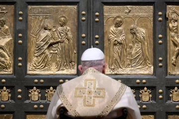 Pese a un resfrío, Francisco presidió la apertura de la Puerta Santa