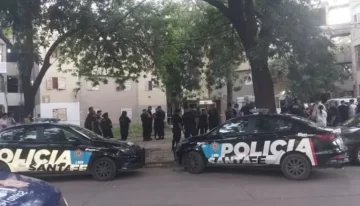 Un hombre asesinó a su pareja a mazazos, enfrentó a la Policía con un cuchillo y murió de un disparo