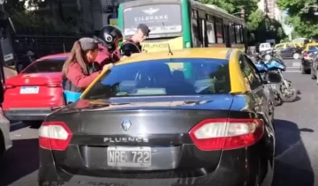 [VIDEO] Insólito: un taxista se quedó dormido en plena avenida y tardaron 20 minutos para despertarlo