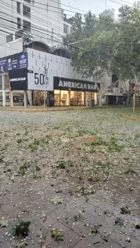 Impresionante temporal de granizo en pleno centro de San Juan y alrededores