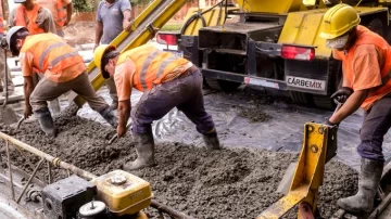 Actividad económica: el INDEC informó que la industria y la construcción cayeron en octubre