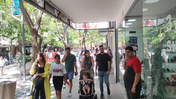 Buen flujo de gente en el microcentro sanjuanino por las compras de “última hora”