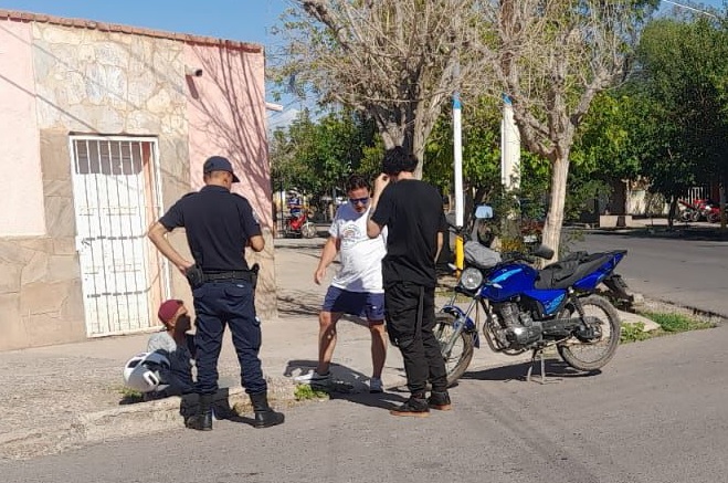 Un motociclista sufrió lesiones graves al chocar contra un auto en Rawson