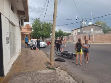 Impacto entre un auto y una moto dejó dos heridos graves