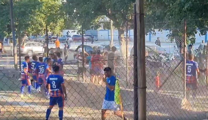 [VIDEO] Vergonzoso final para el partido entre Minero-Marquesado: piñas, corridas, piedras y autos rotos