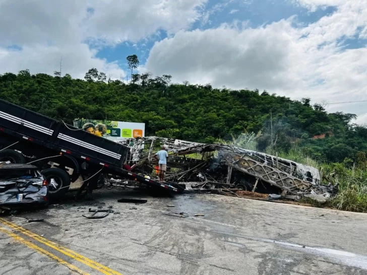 Trágico accidente de un ómnibus en Brasil: hay al menos 38 muertos