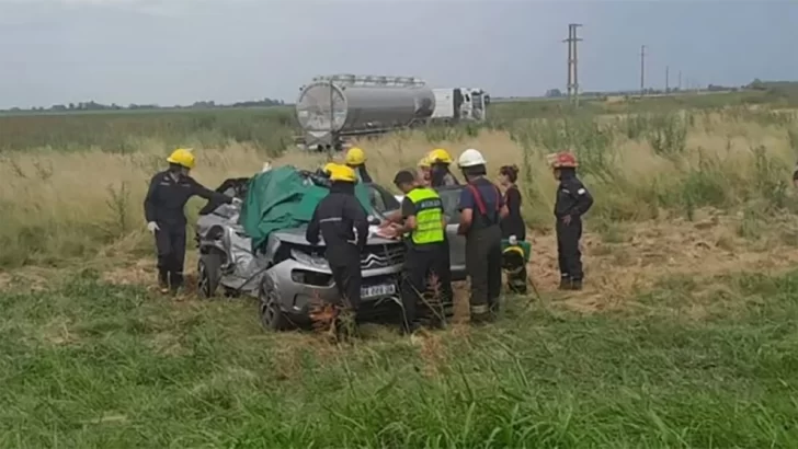 Viajaban a celebrar Navidad, chocaron contra un camión y murieron