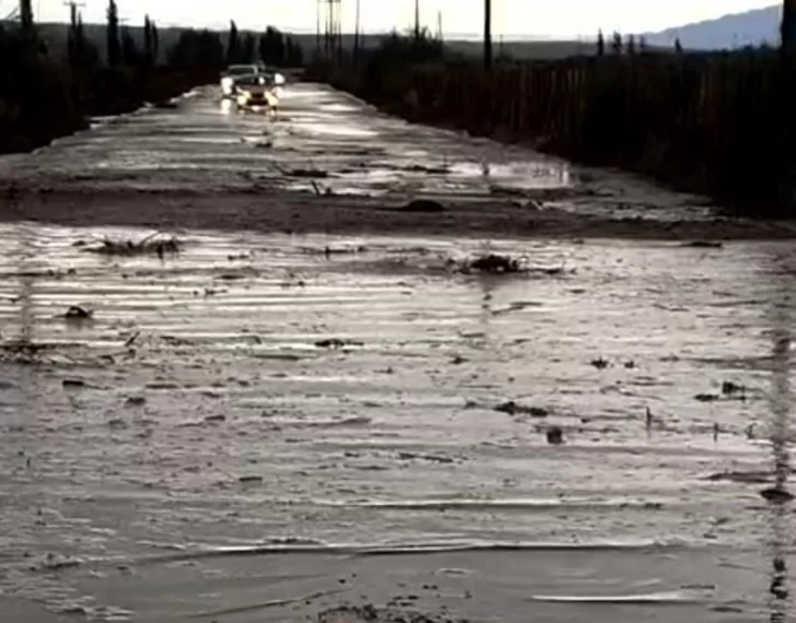 Tormenta en Calingasta provoca anegamientos de calles y rutas en Barreal