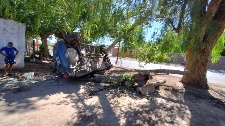 Un auto volcó en Chimbas: una mujer y su hija recibieron atención médica