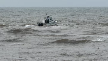 Buscan en Punta del Este a un joven argentino que ingresó al mar con amigos y desapareció