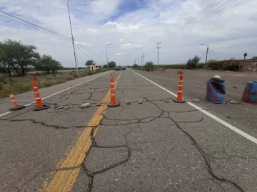 Motociclista intentó evadir un control, chocó una roca y se habría quebrado la clavícula