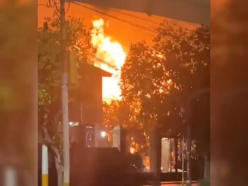 Investigan si una negligencia con pirotecnia desató un impresionante incendio en Rawson