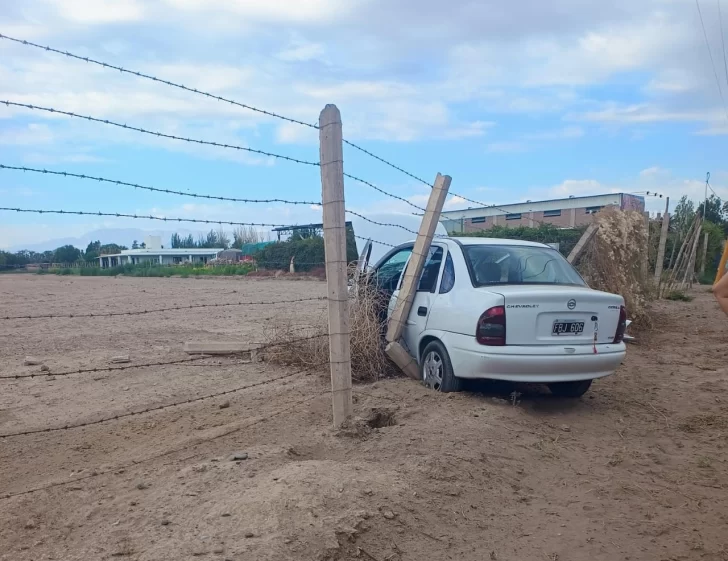 Perdió el control del auto, arrasó con un cierre perimetral y debieron rescatarlo Bomberos