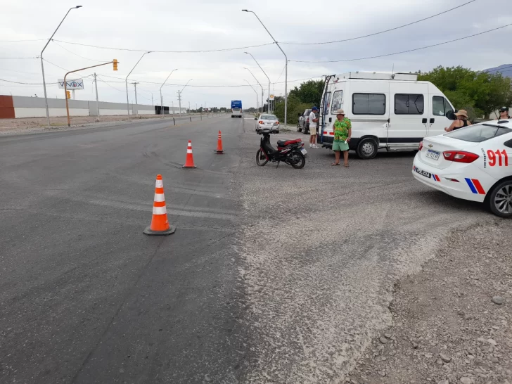 Dos en moto chocaron con una combi y debieron ser hospitalizados