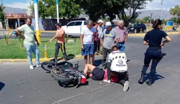 Dos motociclistas fueron hospitalizados tras protagonizar accidentes contra un auto y una camioneta