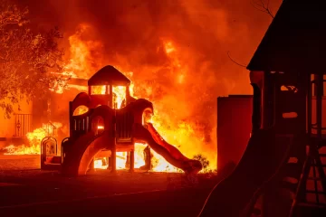 Decenas de miles de personas huyen de los incendios que arrasan Los Angeles