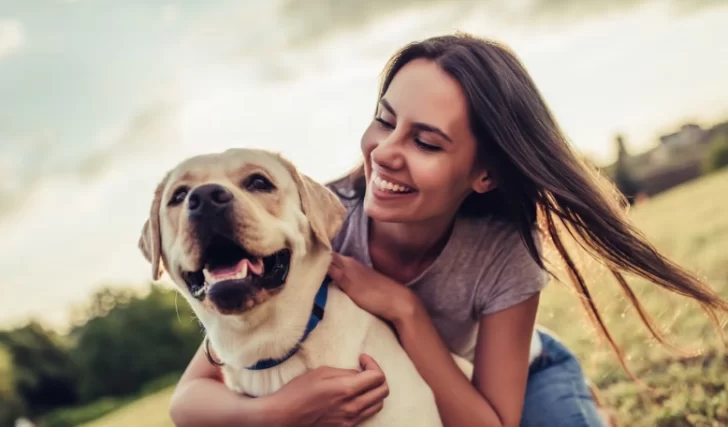 ¿Por qué cambiamos de voz al hablar con nuestros perros? La ciencia lo explica