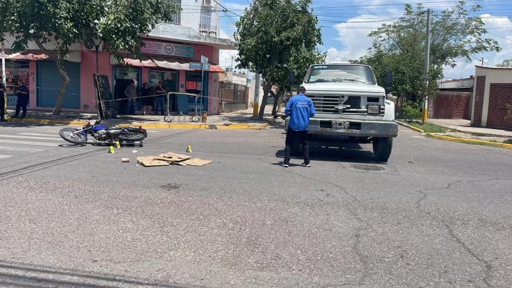 Grave siniestro en Rawson: una motociclista y su acompañante chocaron con un camión