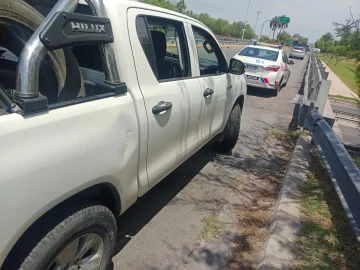 Una camioneta chocó a una moto en el acceso de Ruta 40 y el motociclista fue hospitalizado