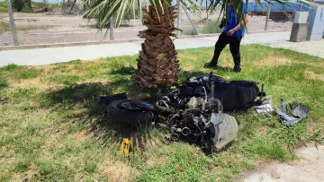 VIDEO: un policía motorizado chocó contra un auto y sufrió graves lesiones