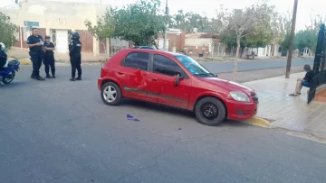 Siniestro vial entre moto y auto deja una mujer hospitalizada