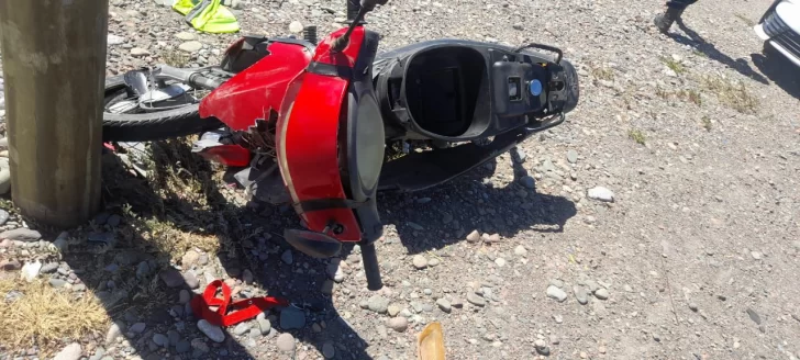 Motociclistas resultan heridos tras chocar contra un poste de luz