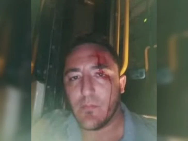 Atacaron a piedrazos un colectivo en La Bebida y el chofer terminó con el rostro ensangrentado