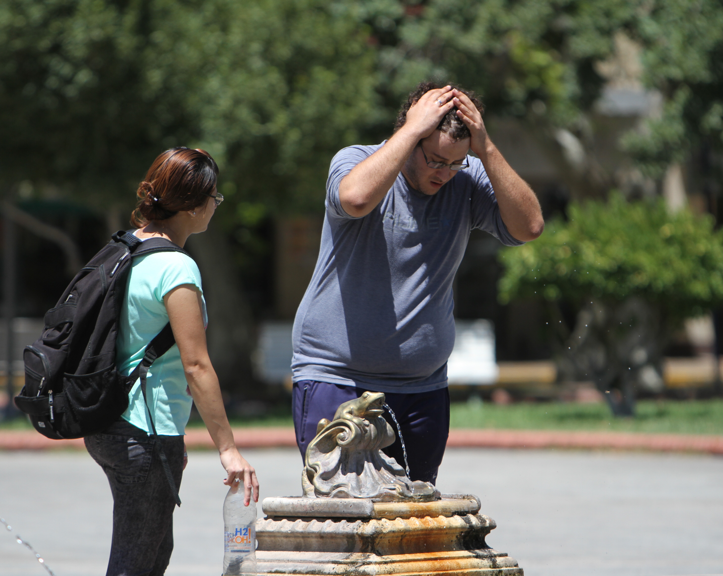 Un alivio. Durante los días de calor agobiante, los sapitos de la plaza 25 de Mayo sirvieron para aliviar a los peatones que circulaban por el centro.