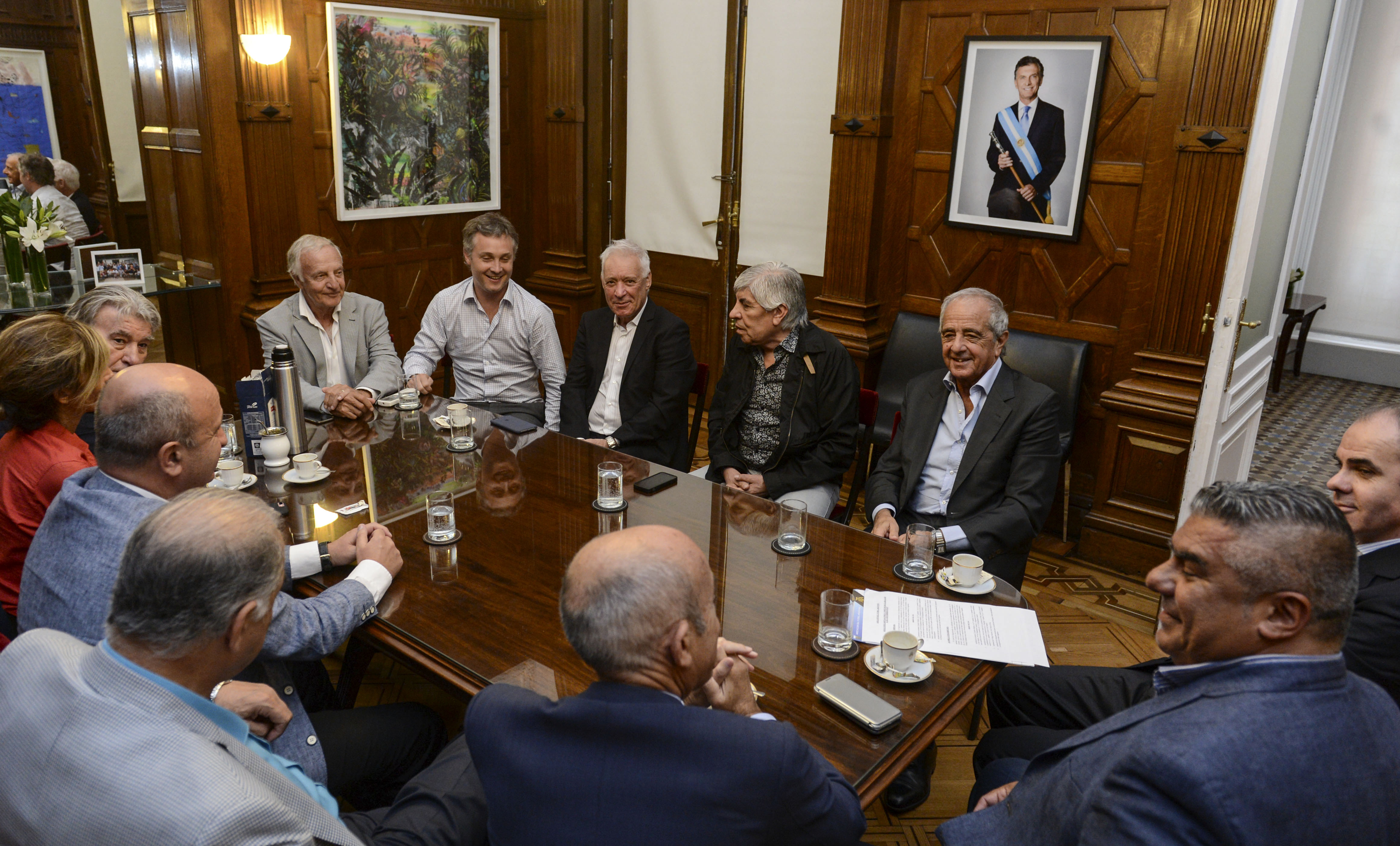 Buenos Aires: Los dirigentes representantes de la AFA mantuvieron una reunión  con el secretario general de la Presidencia, Fernando De Andreis, y el titular del FPT, Fernando Marín, donde se acordó  los términos para la rescisión del contrato de Fútbol para Todos (FPT). Foto: Presidencia/Télam/amb 13/02/2017