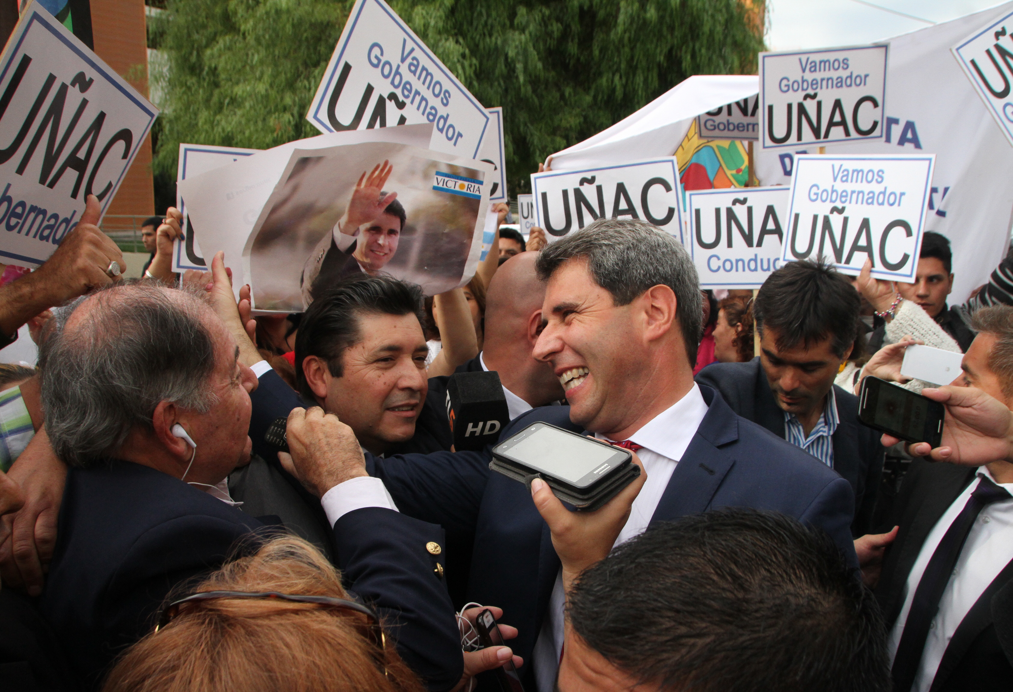 Apoyo. Antes de ser recibido por la comisión exterior de la Cámara de Diputados para ingresar al recinto, el gobernador Uñac tuvo muestras de apoyo y afecto de los militantes de diferentes agrupaciones y de sectores sindicales.