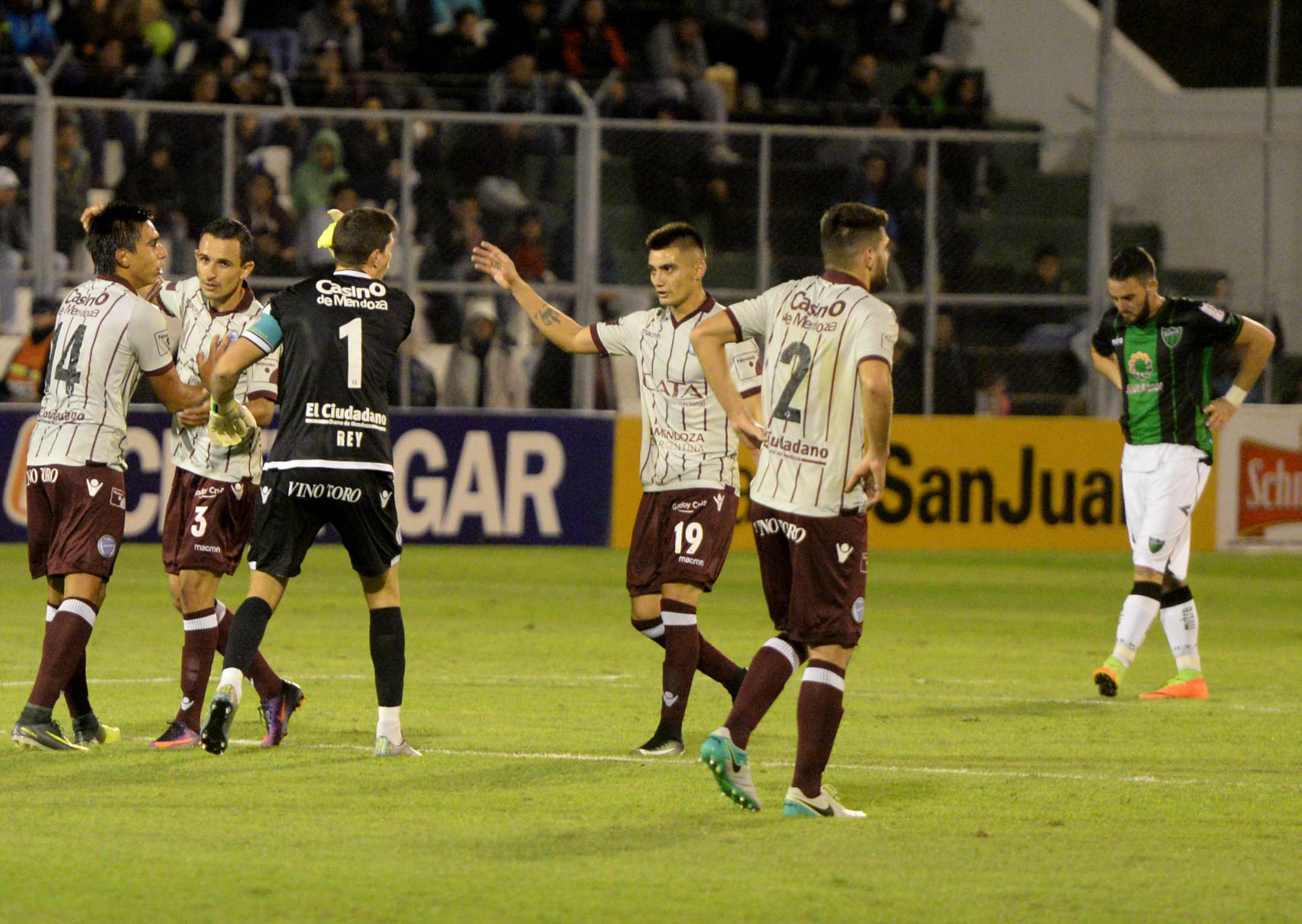 Télam 12/05/2017 San Juan : Godoy Cruz de Mendoza supera en San Juan a San Martín 1 a 0 en el clásico cuyano, al término del primer tiempo, por la 24ta. fecha del campeonato de Primera División. Foto: Parattore jr