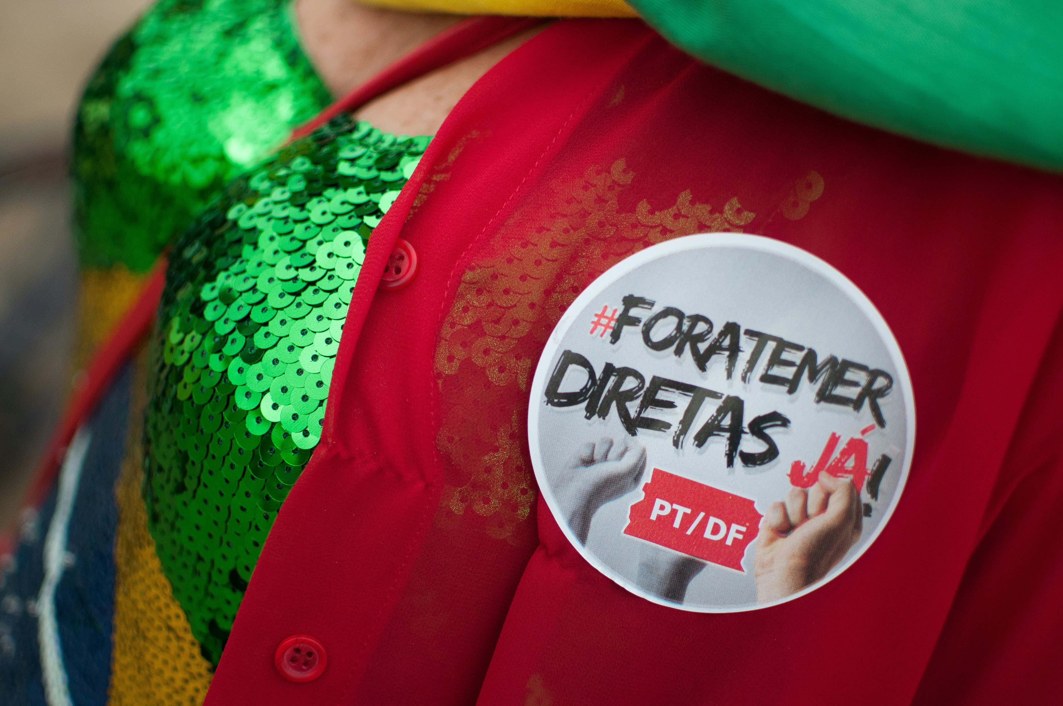 Télam 21/05/2017 Brasil: Manifestantes protestaron contra el presidente brasileño, Michel Temer, y exigieron elecciones presidenciales frente al Museo de la República, en la Explanada de los Ministerios de Brasilia. El Tribunal Supremo de Brasil ya autorizó la apertura de una investigación al presidente, quien también enfrenta presiones para renunciar. Foto: AFP / Andressa Anholete / cf